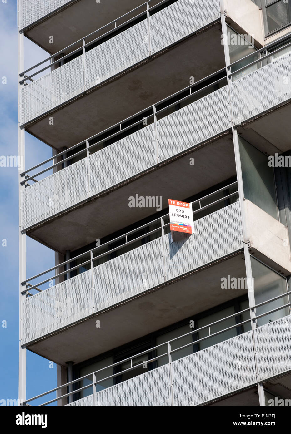 Modernes Mehrfamilienhaus mit For Sale unterzeichnen auf Balkon in den Haag, Niederlande Stockfoto