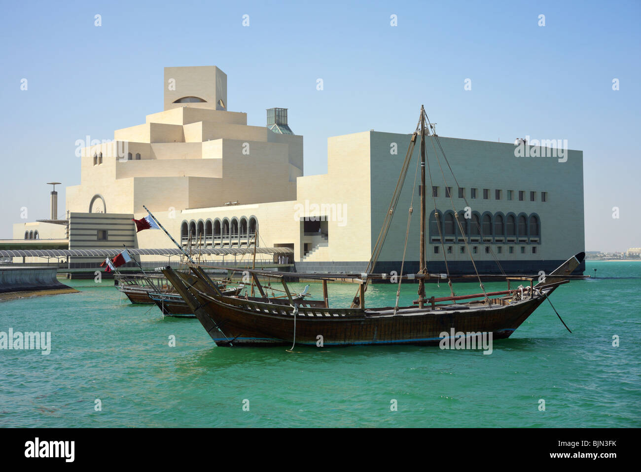 Traditionelle Dhaus angezeigt vor Katars Museum für islamische Kunst. Stockfoto
