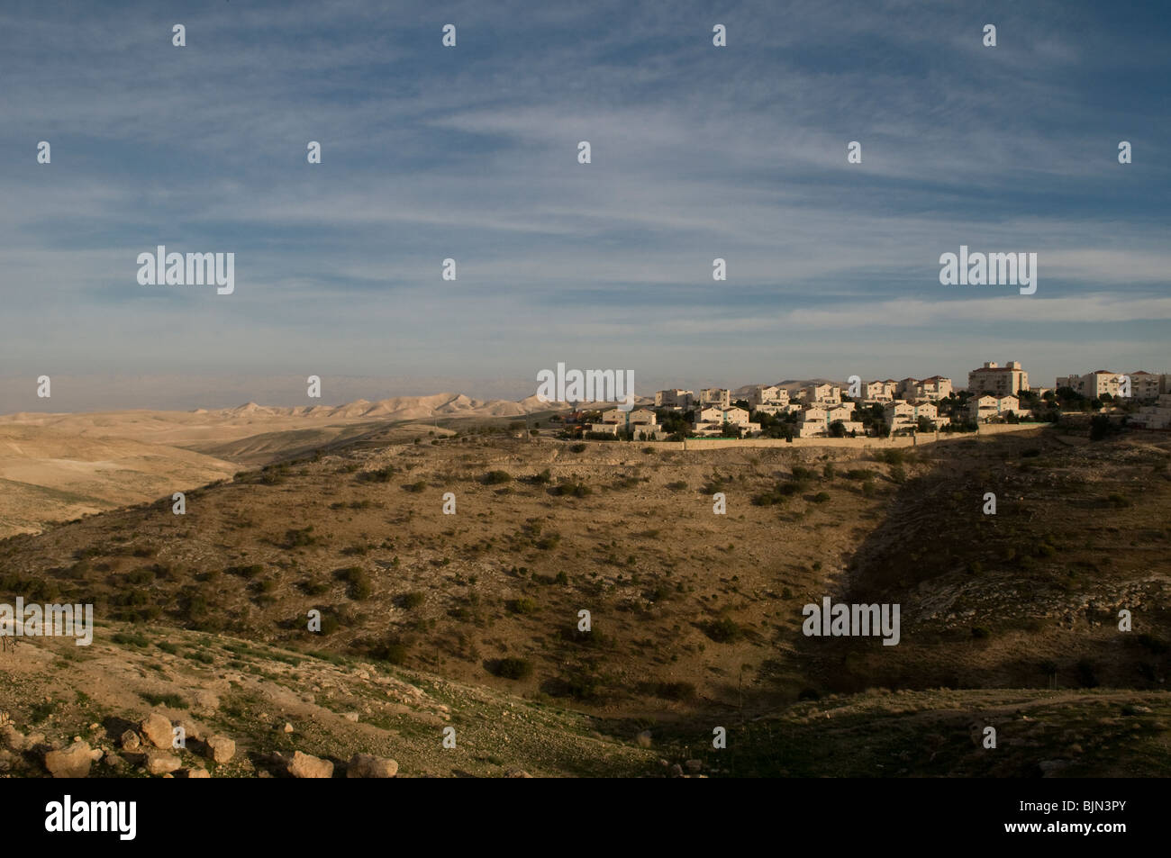 Herrliche Sicht auf die jüdische Siedlung Maaleh Adumim oder Maale Edumim in Judäische West Bank in der Nähe von Jerusalem Israel Stockfoto