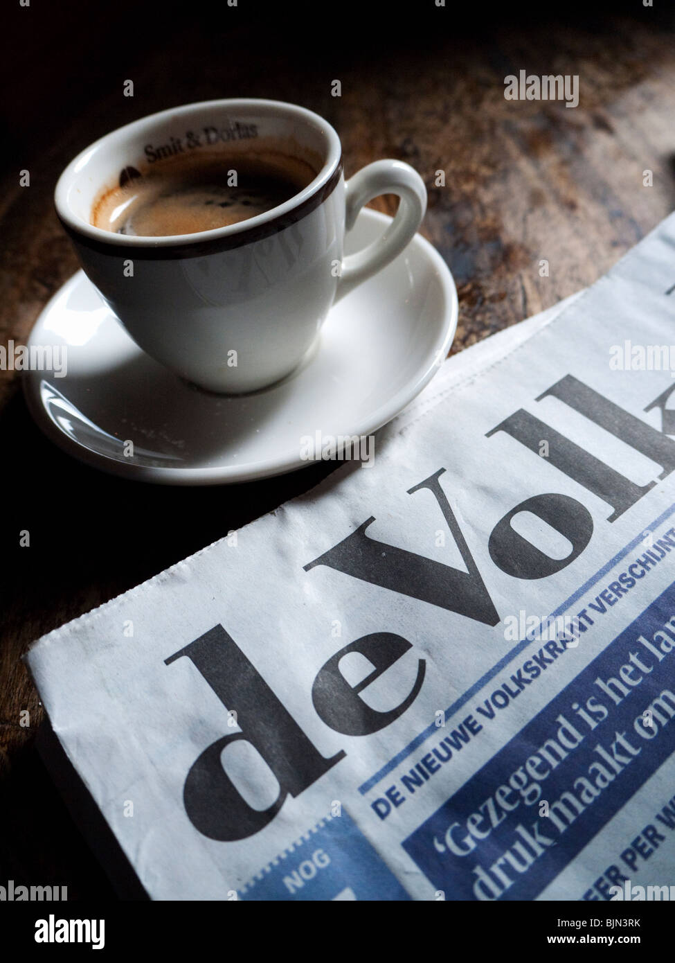 Detail der niederländischen Zeitung und Kaffeetasse im typischen braun Café in Utrecht in den Niederlanden Stockfoto