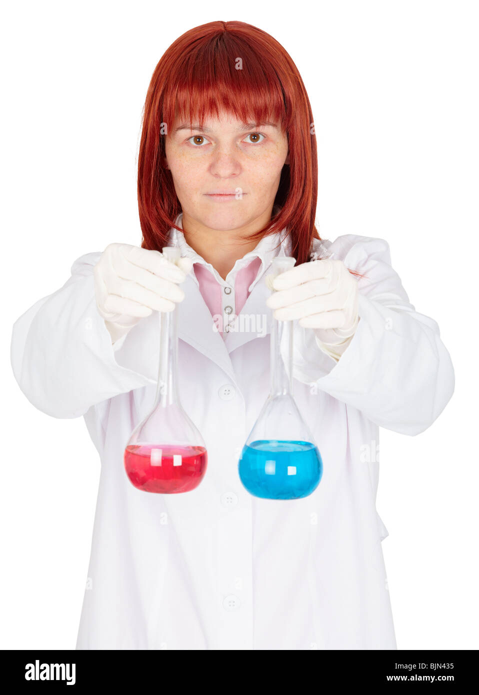 Die Frau - ein Wissenschaftler hält ein Fläschchen mit farbigen Flüssigkeiten Stockfoto