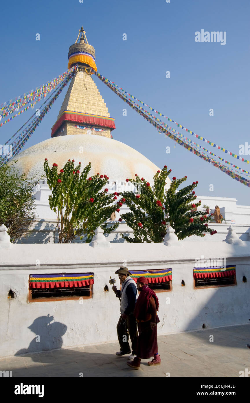 Buddhistische Pilger zu Fuß rund um den Boudhanath Stupa in Kathmandu, Nepal Stockfoto