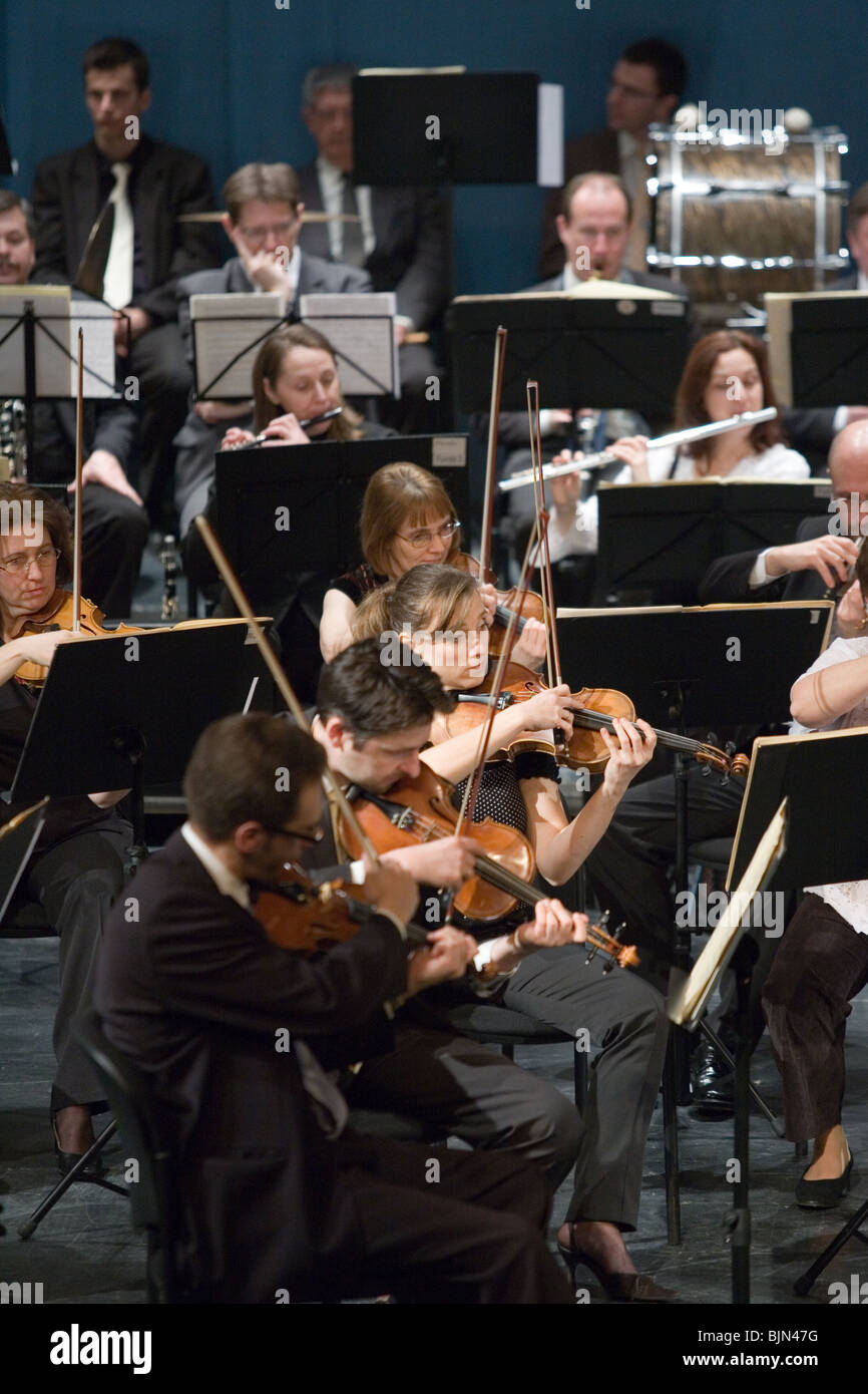 BUDAPEST - März 6: Mitglieder der MAV Symphonic Orchestra ausführen auf der Bühne am Thalia Theater Stockfoto