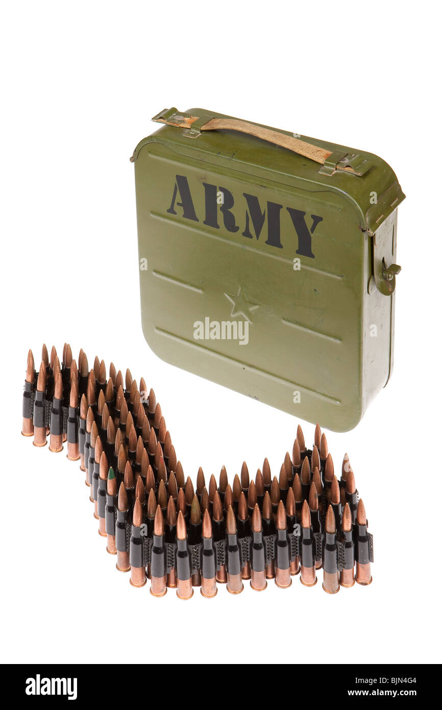 Metallband mit Maschinengewehr Patronen auf isolierte Hintergrund Stockfoto