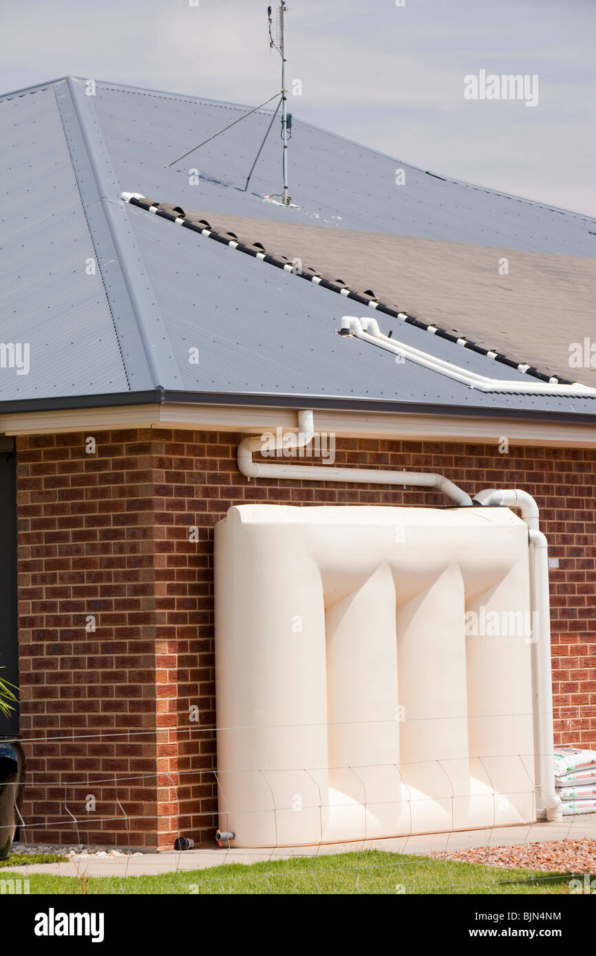 Solare Wasser-Heizungen auf einem Hausdach in der Nähe von Echuca, Victoria, Australien. Stockfoto