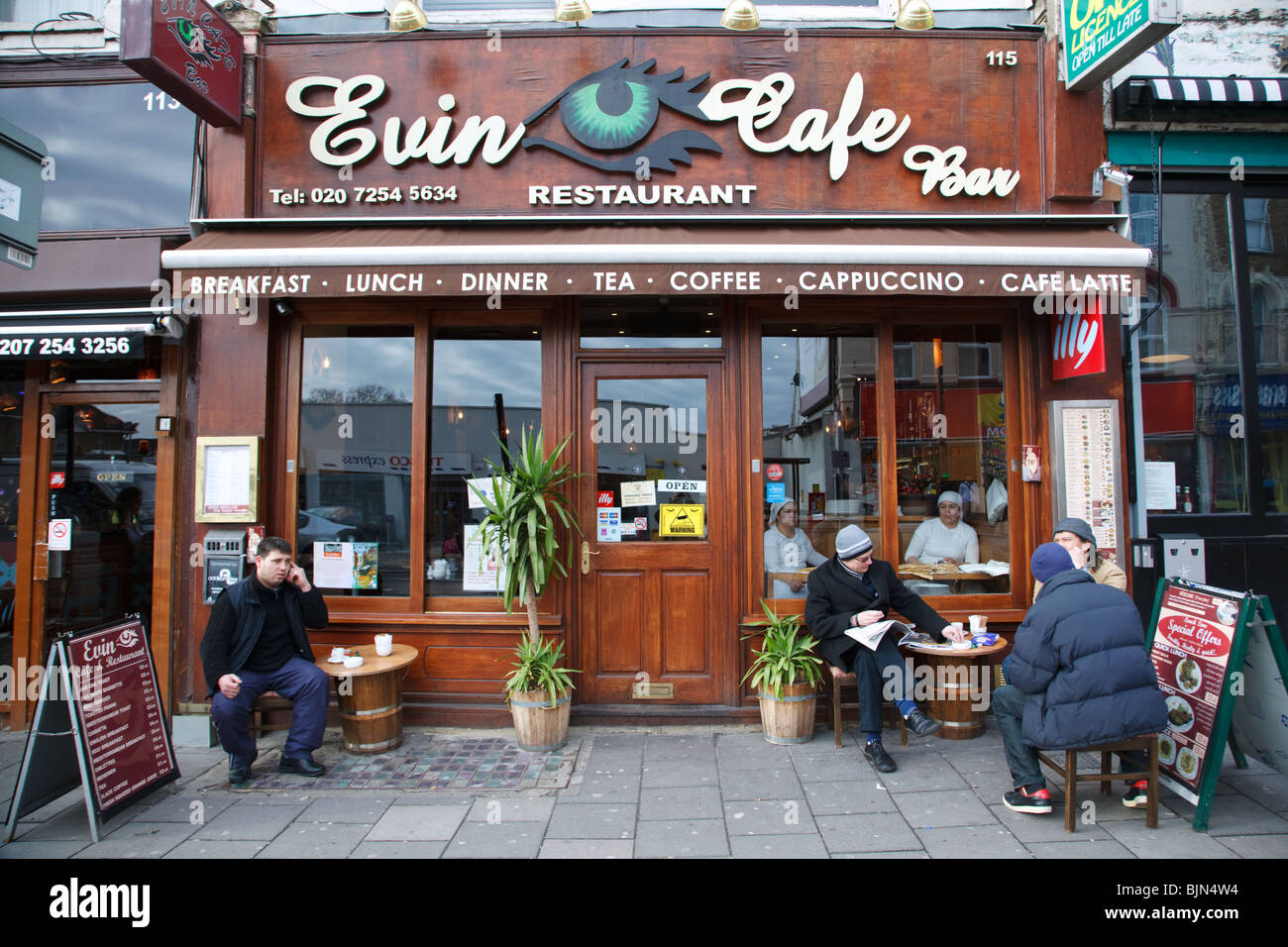 Türkische Frauen bereiten Sie Gözleme im Evin Cafe - eine türkische kurdische Café befindet sich in Dalston Stadtteil von London Stockfoto