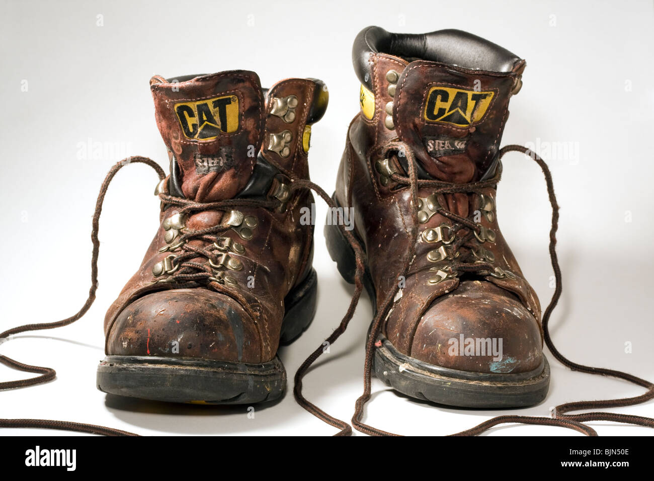 Caterpillar Stahl Toed Arbeitsstiefel auf weißem Hintergrund. Stockfoto