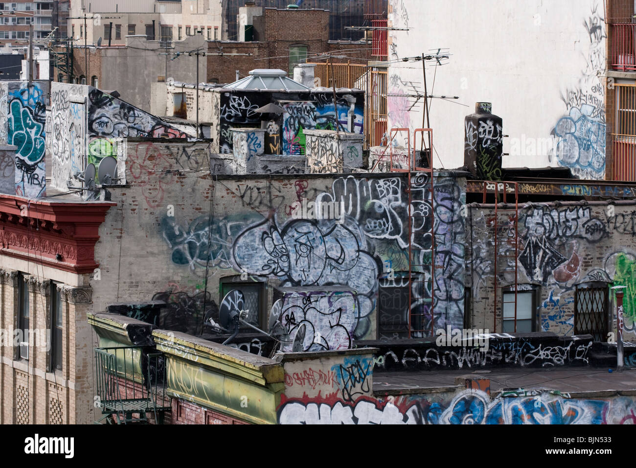 Graffiti auf Gebäude Dach in New York City. Stockfoto