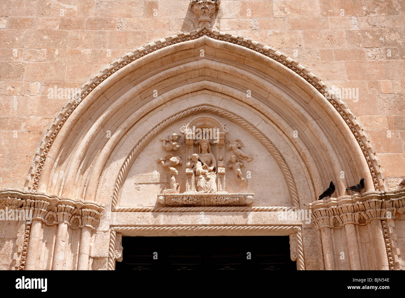 Das 15. Jahrhundert Rose Fenster der Kathedrale von Ostuni, Apulien, Süditalien. Stockfoto