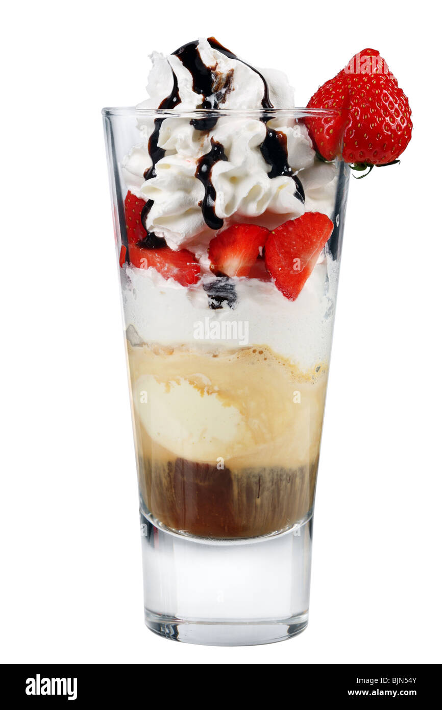 Cappuccino-cocktail mit Erdbeeren und irische Creme isoliert auf einem weißen Hintergrund. Clipping-Pfad enthalten. Stockfoto