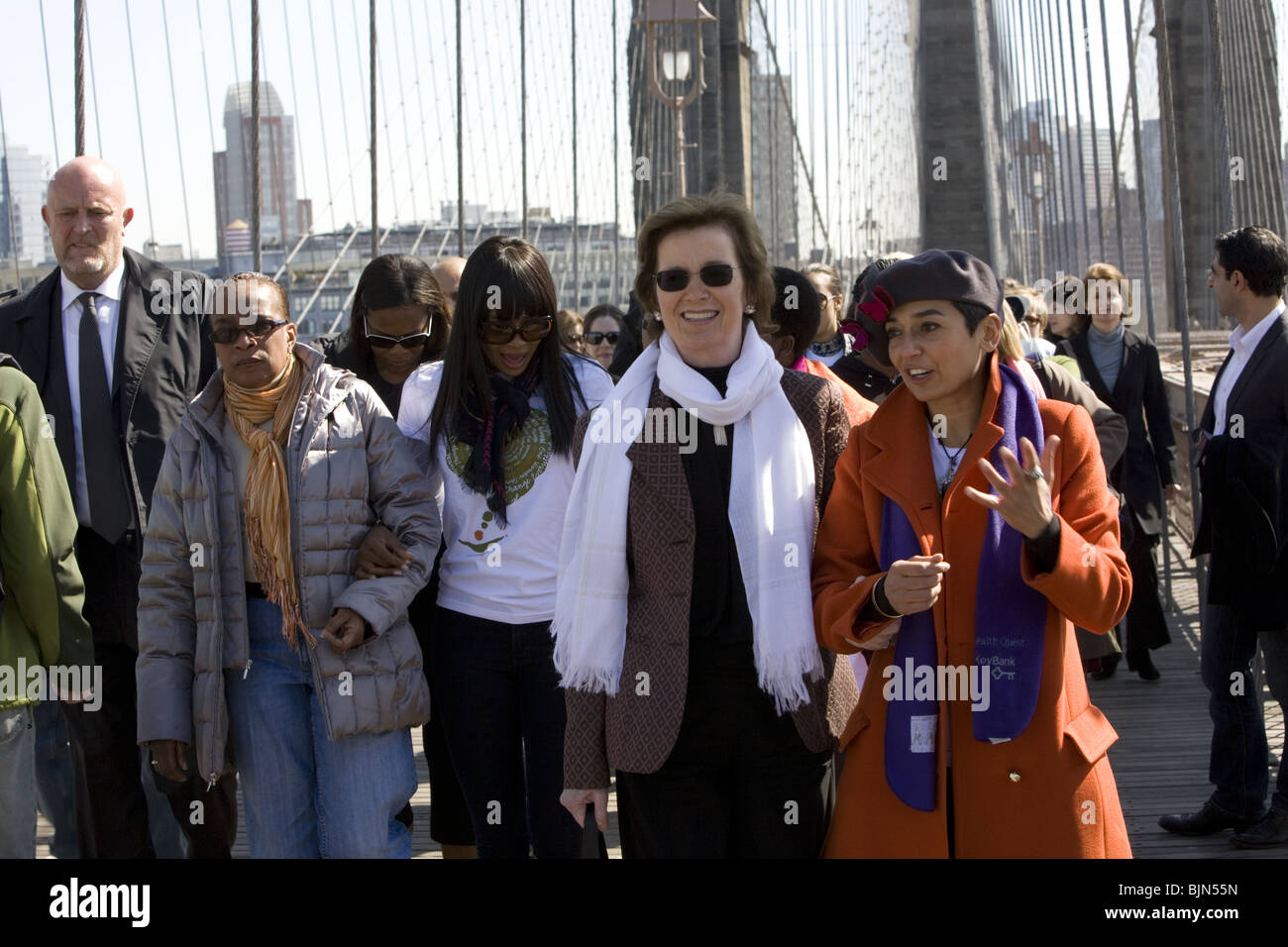 Mary Robinson, erste weibliche Präsidentin von Irland, geht mit anderen Frauen über die Brooklyn Bridge am internationalen Frauentag Stockfoto