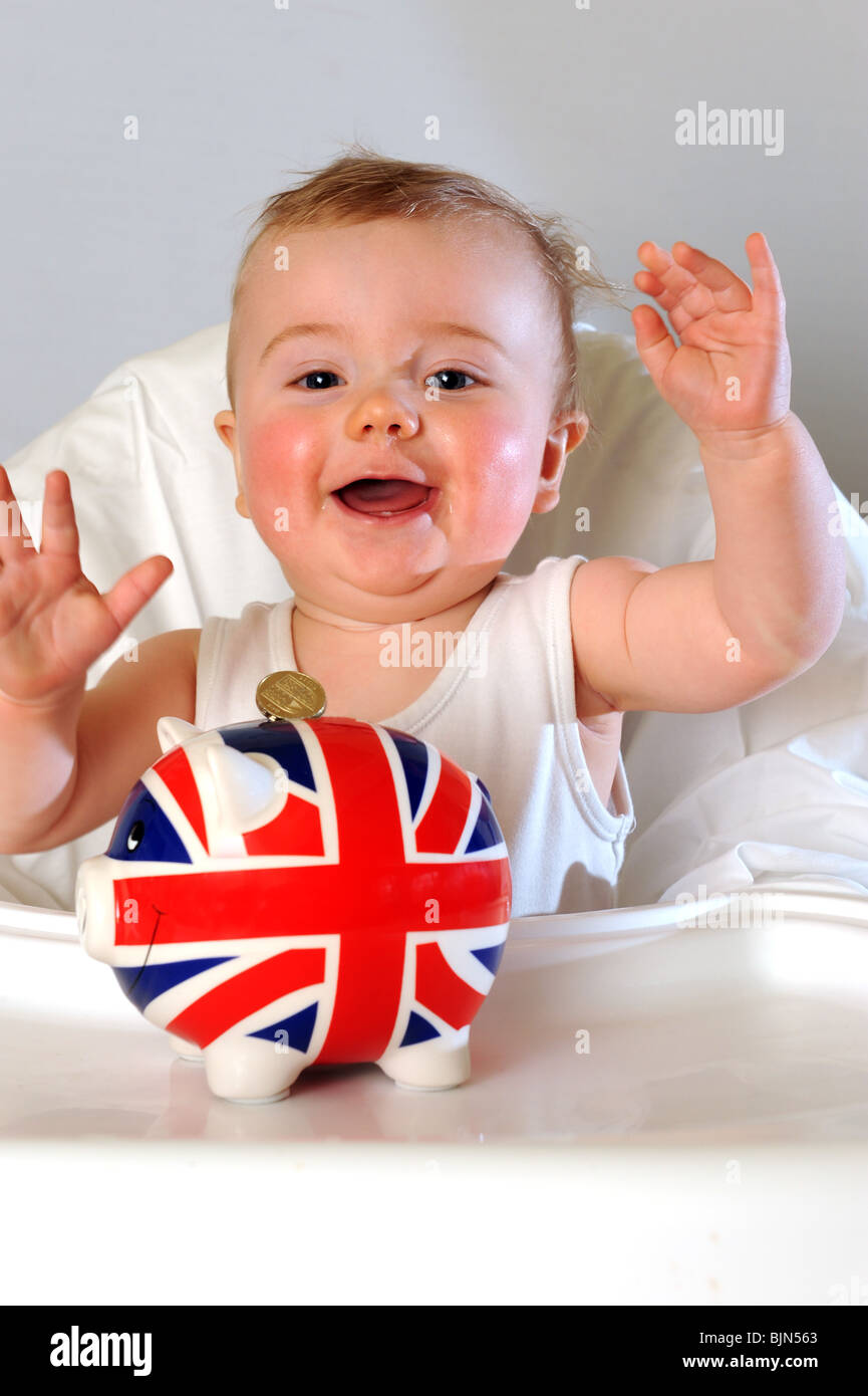 Baby Boy mit Union Jack Sparschwein Geld sparen Stockfoto