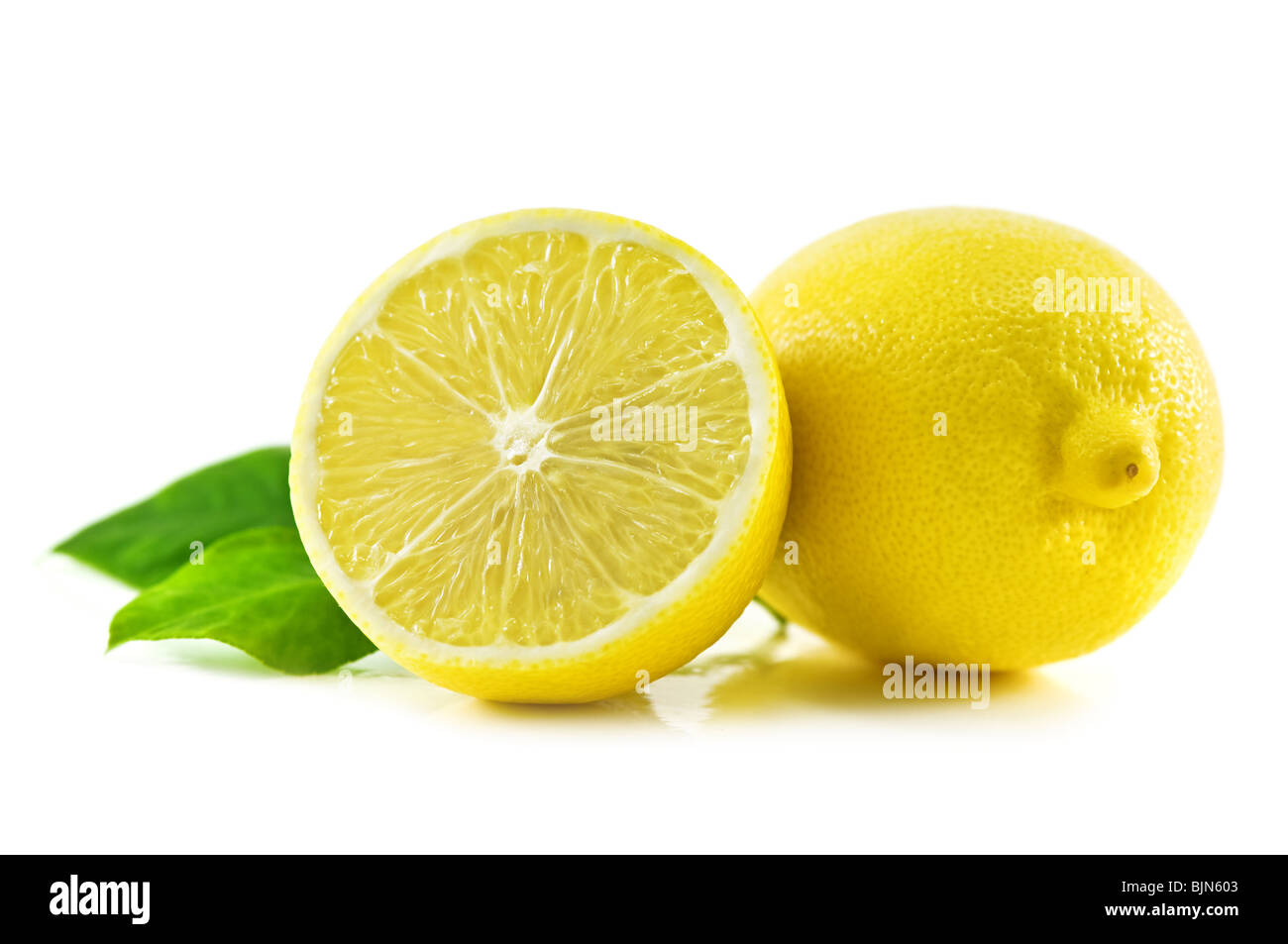 zwei Zitronen isoliert auf weiss Stockfoto