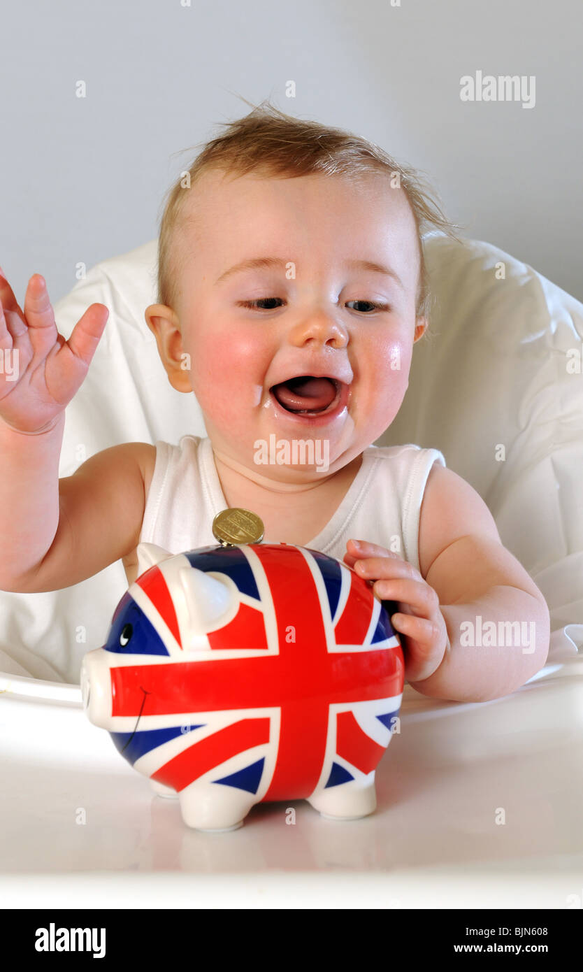 Baby Boy mit Union Jack Sparschwein Geld sparen Stockfoto