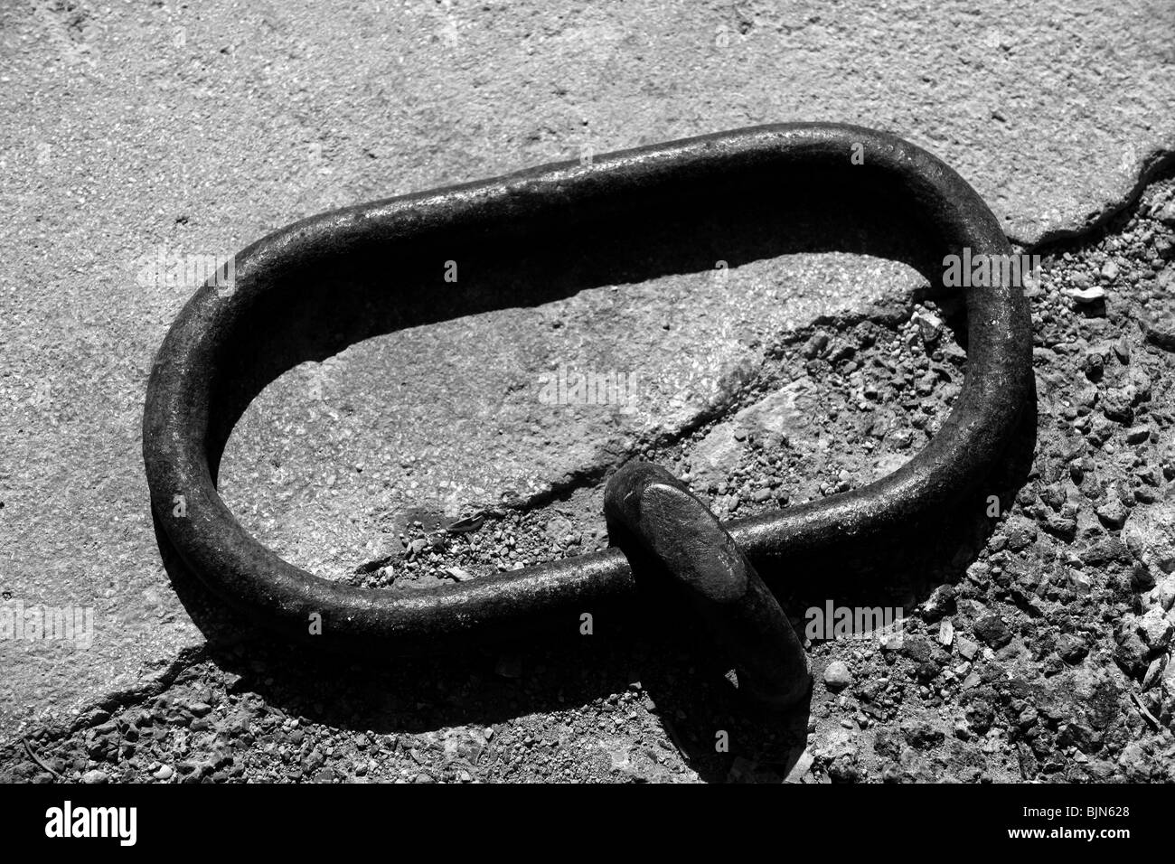 Boot-Poller, ovaler Ring im mediterranen Hafen, Makro-detail Stockfoto