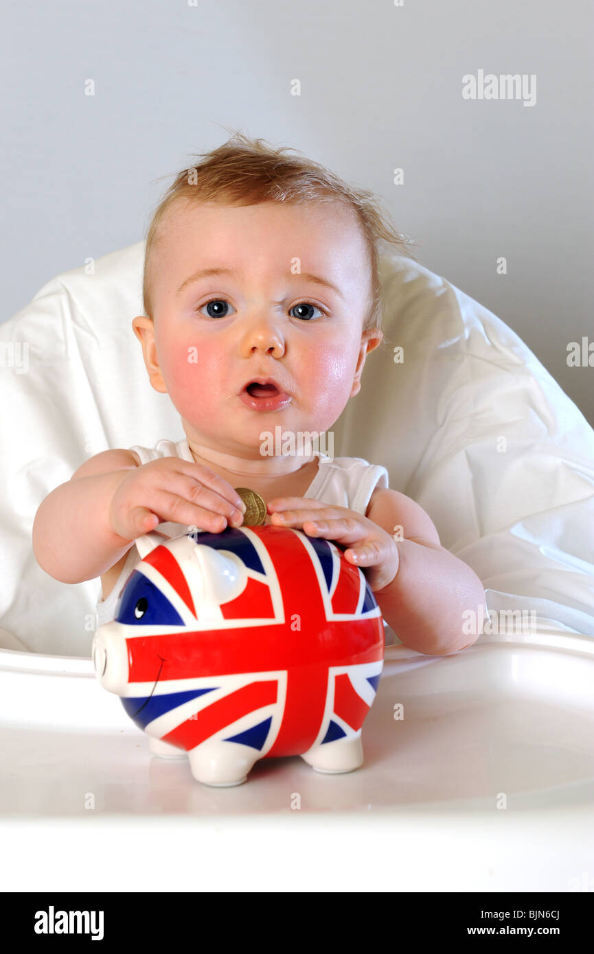 Baby Boy Mit Union Jack Sparschwein Geld Sparen Stockfotografie Alamy