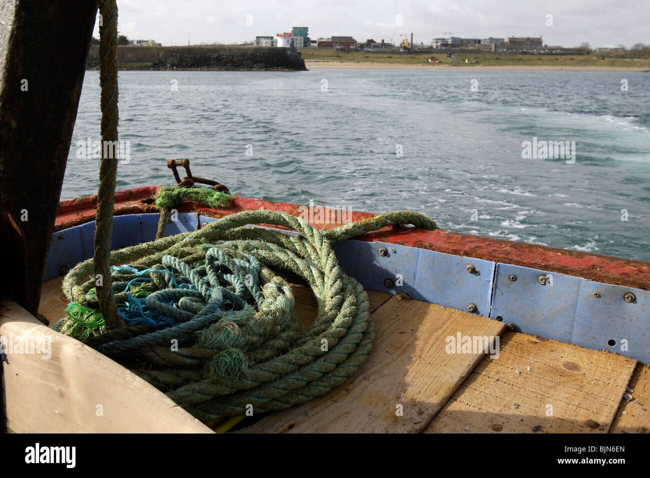 Seil auf einem Fischerboot, als es verlässt den Hafen an der irischen See zu Fischen Stockfoto