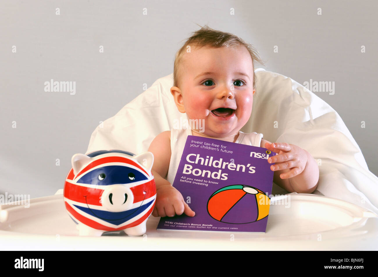 Baby Boy mit nationalen Sparbriefe Childrens Broschüre Stockfoto