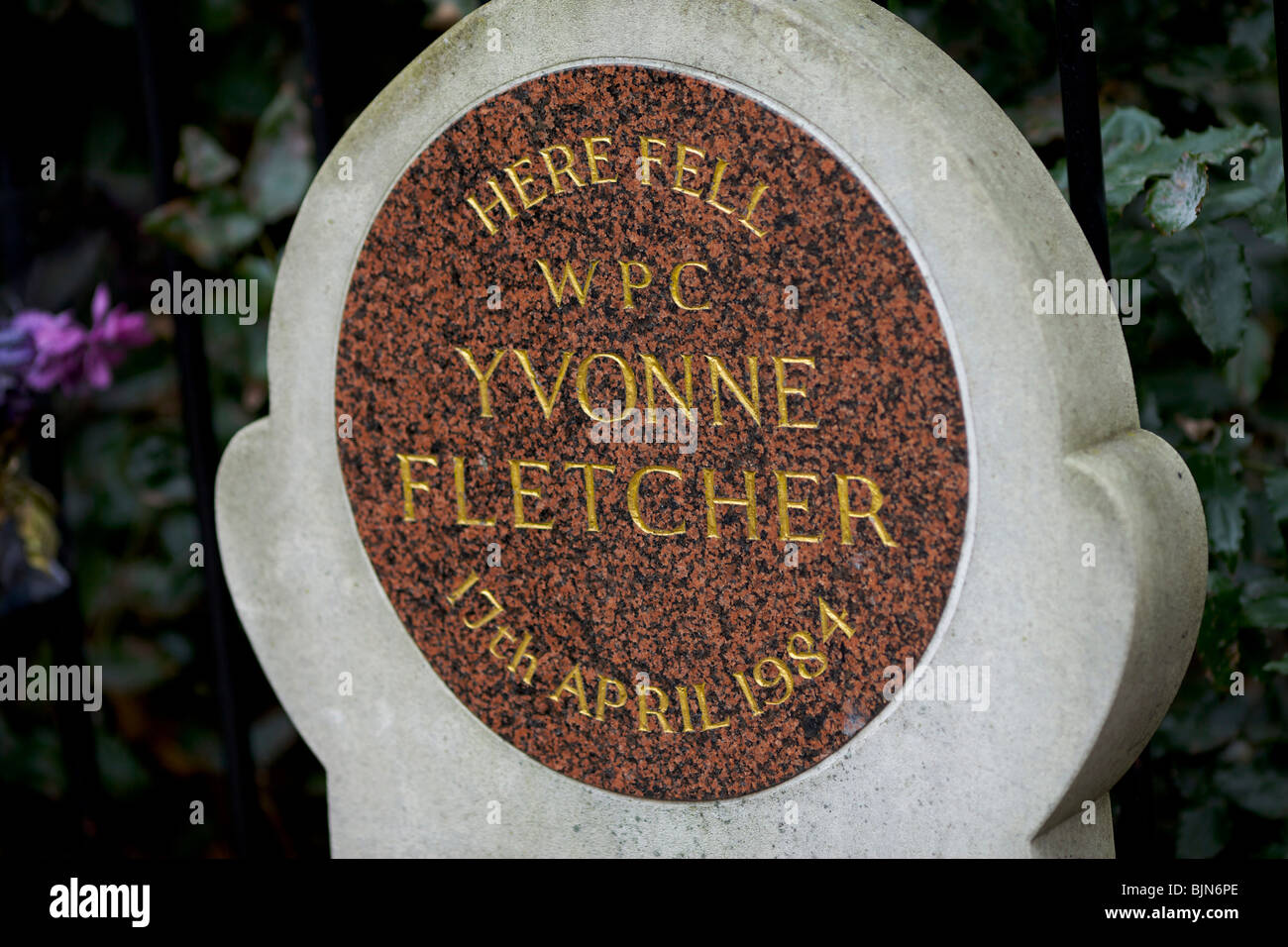 Denkmal in St James Square, WPC Yvonne Fletcher, die während der Belagerung der libyschen Botschaft in 1984 in London erschossen Stockfoto