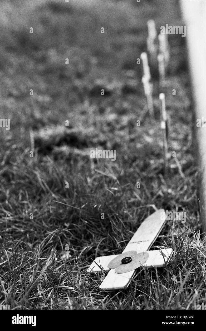 Eine Gruppe von Denkmal durchquert am Battle of Britain Memorial links Stockfoto