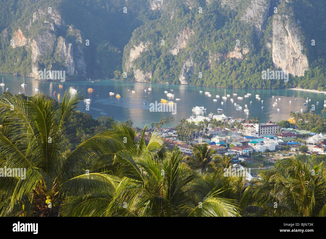 Ansicht von Tonsai Village und Ao Ton Sai Beach, Ko Phi Phi Don, Provinz Krabi, Thailand Stockfoto