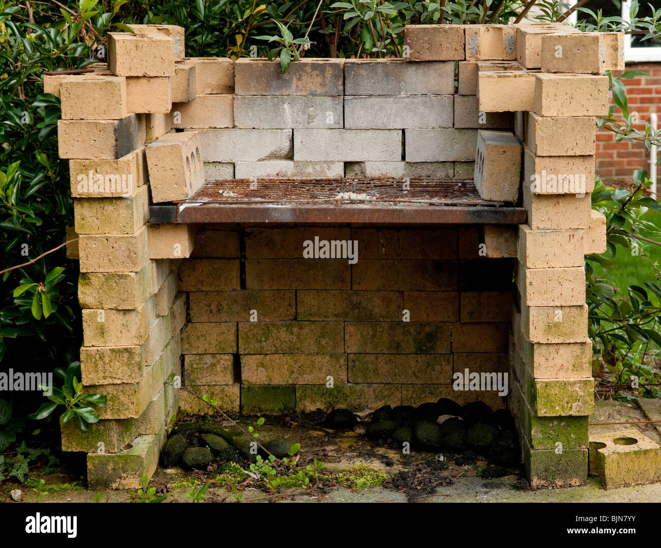 Gemauerten Grill im Garten Stockfotografie Alamy
