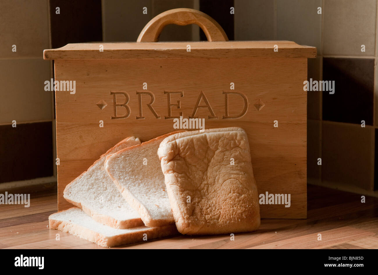 Brot und Brottopf in Küche Stockfoto