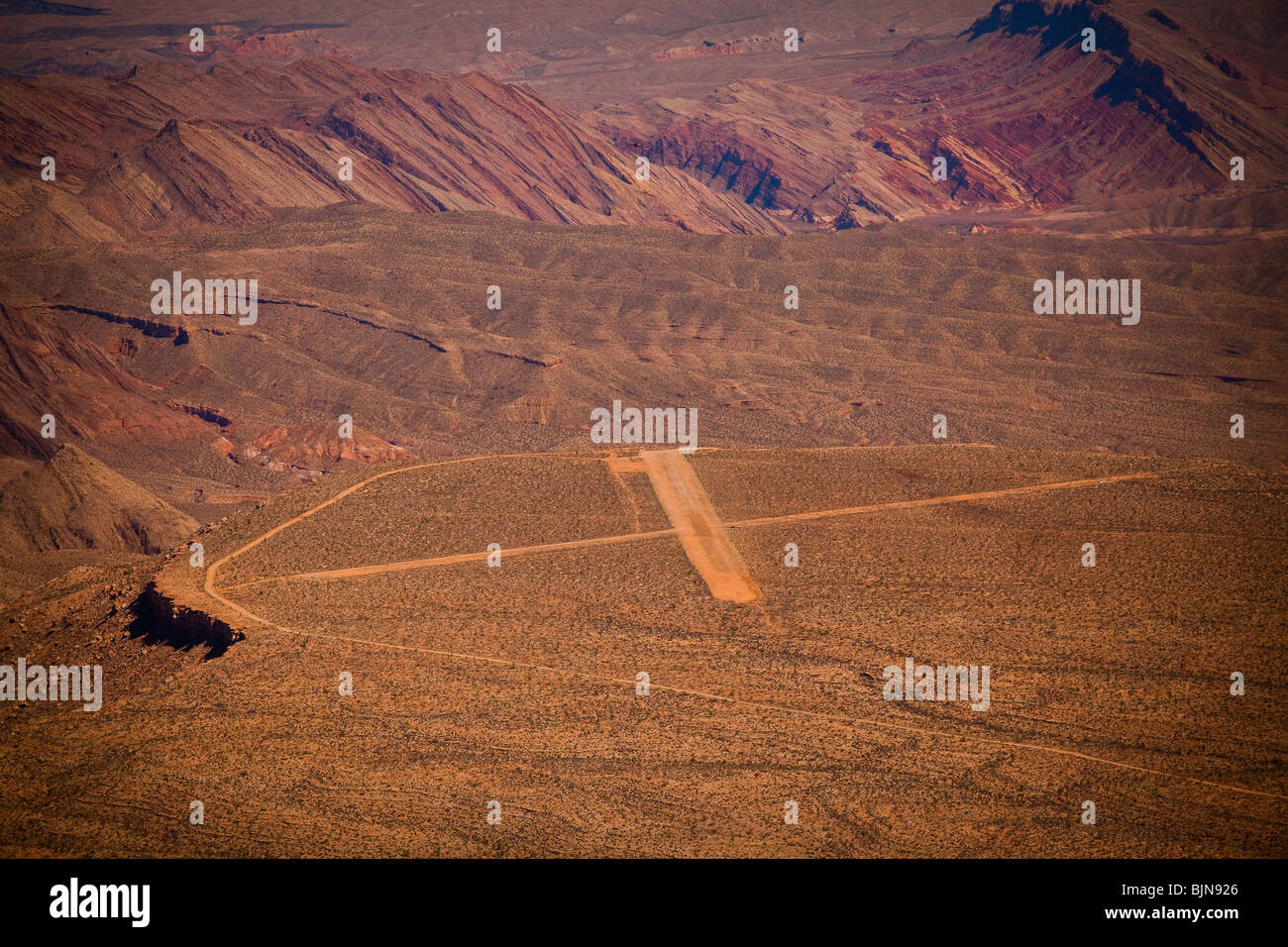 Luftaufnahme des Flughafens in die entfernte hohe Wüstenstadt von Temple Bar, AZ in der Nähe von West Rim des Grand Canyon National Park. Stockfoto