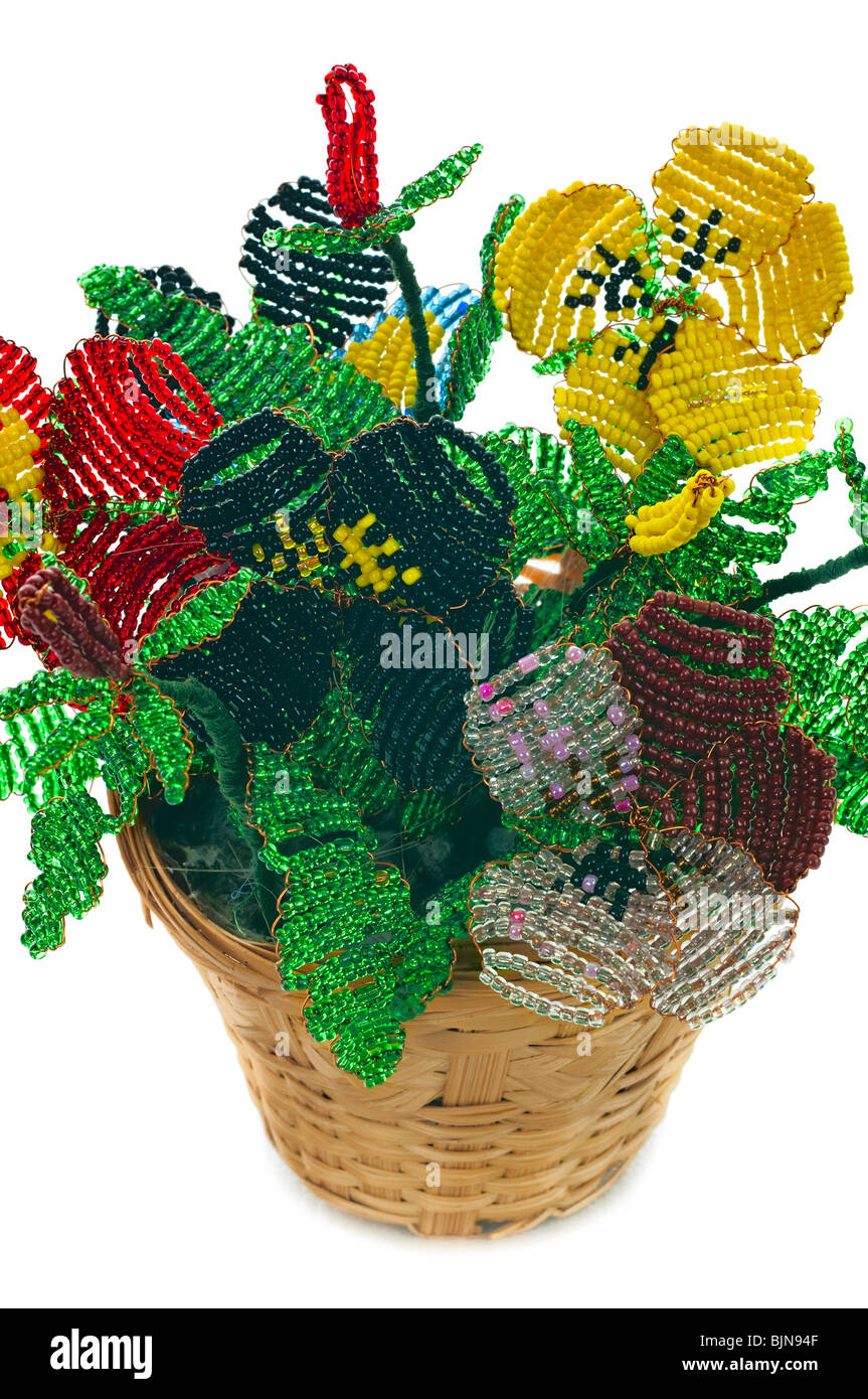 Handgemachte Artikel: Vase mit Blumen aus Glasperlen und Draht. Gelb, blau, rosa, weiße Knospe. Grünes Laub. Isoliert auf weiß Stockfoto