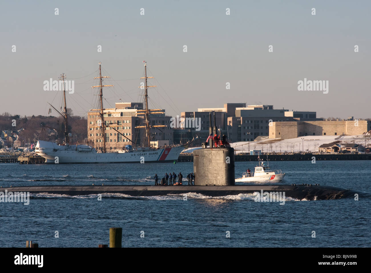 Ein Navy Los Angeles Klasse schnellen Angriff u-Boot-Richtung Norden in die Themse mit dem USCG Adler im Hintergrund Stockfoto
