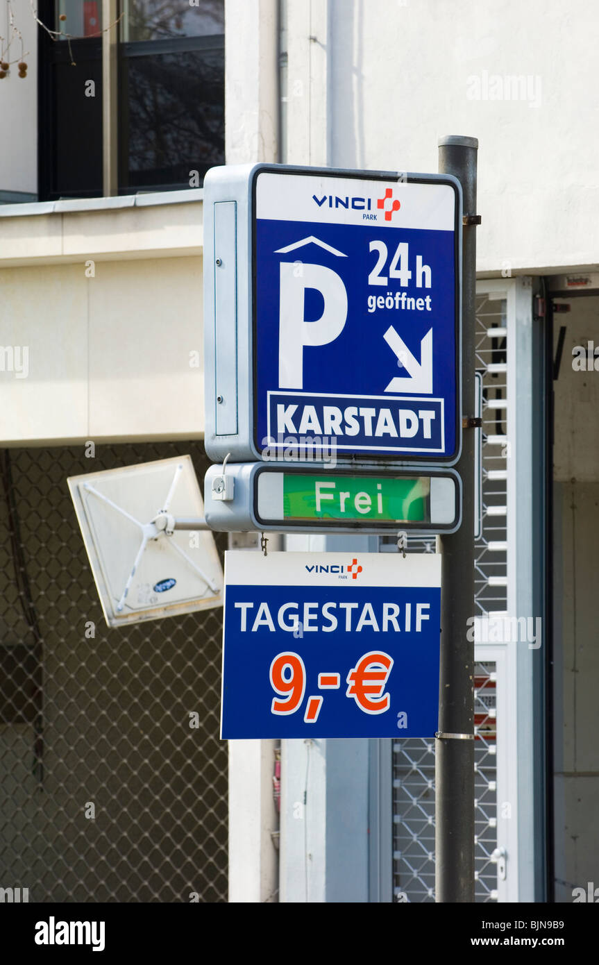 rund um die Uhr Parkplatz Parkstadt Parkhaus Berlin Deutschland Stockfoto