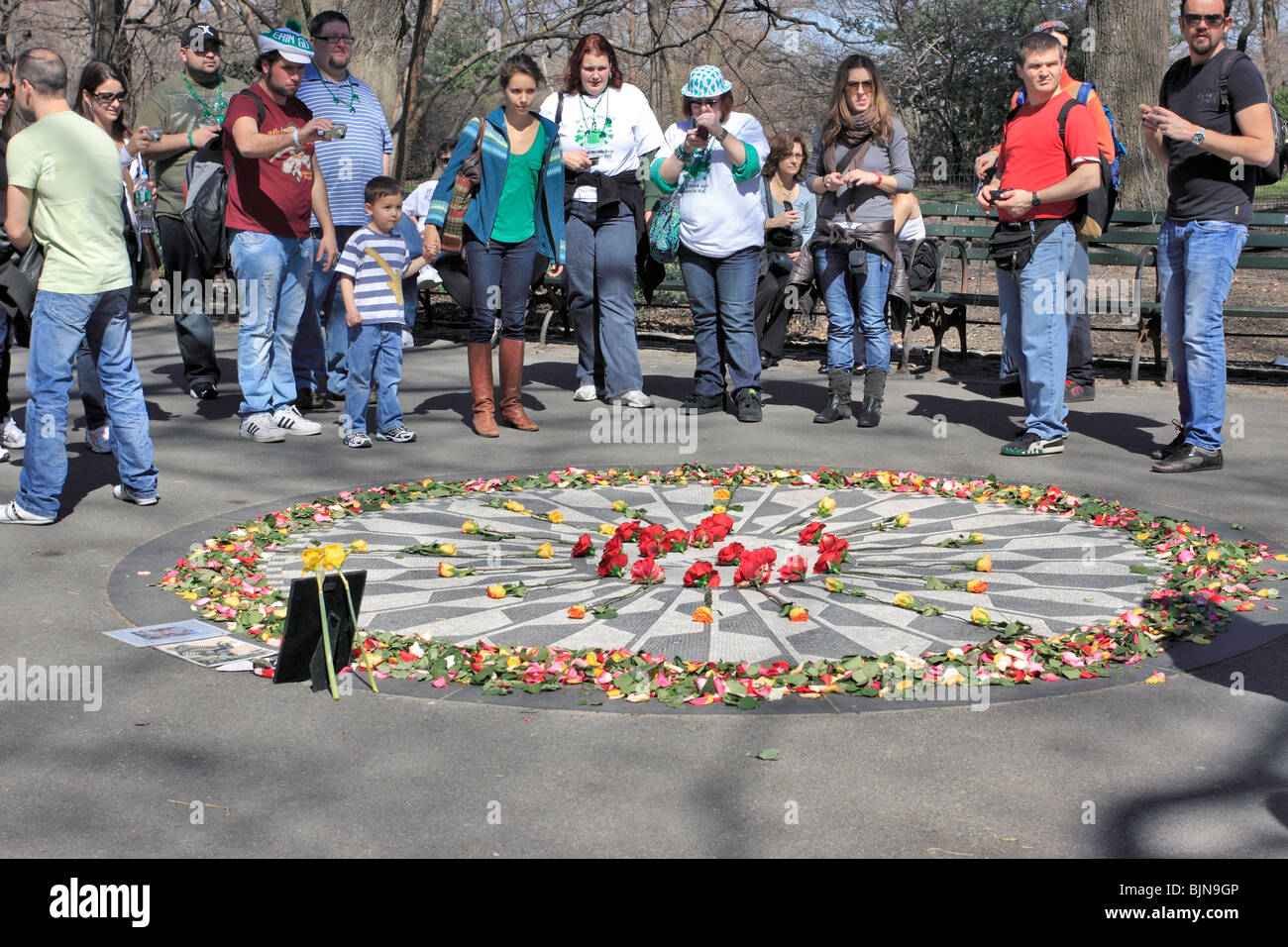 Touristen und andere Leute an der John Lennon Strawberry Fields Memorial, Central Park, Manhattan, New York City Stockfoto