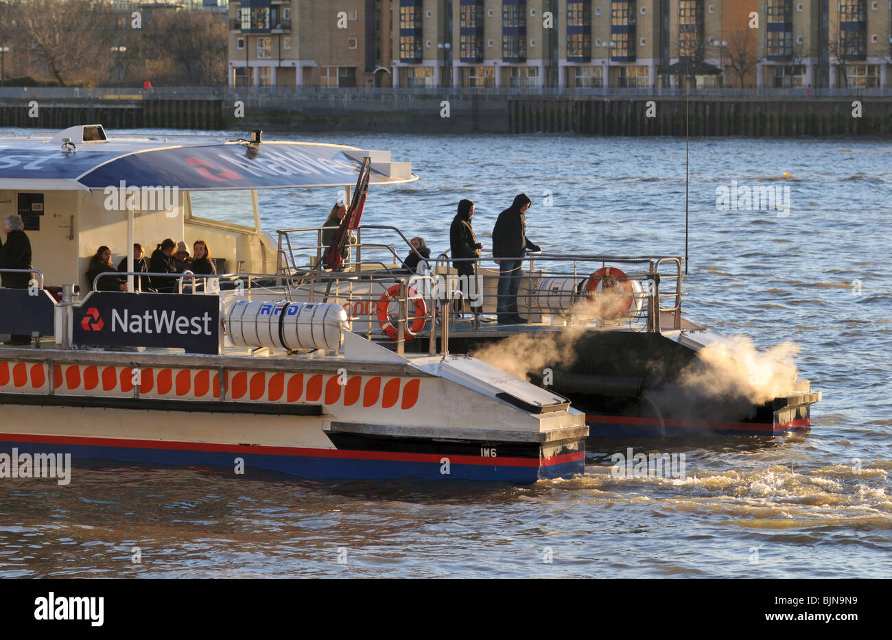 Thames Clipper Riverboat am Canary Wharf Pier Steg, London E14, Vereinigtes Königreich Stockfoto