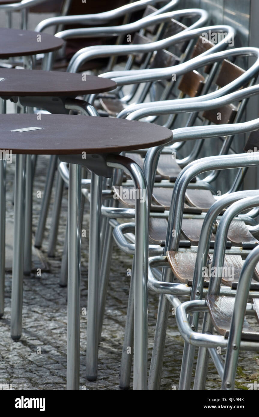 Tische und Stühle vor einem Café in Berlin City center Deutschland Europa Stockfoto