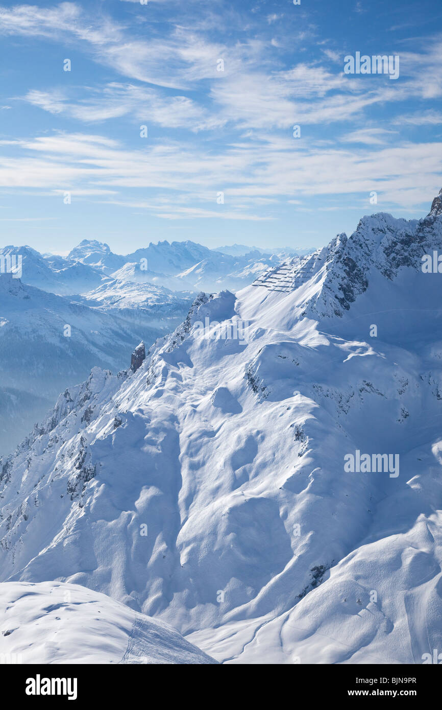 Blick auf die Berge in Zürs St Saint Anton am Arlberg im Winterschnee Österreichische Alpen-Österreich-Europa Stockfoto