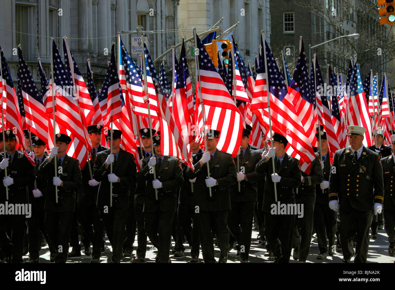 New York City Fire Department tragenden amerikanischen Flaggen in St. Patricks Day parade auf 5th Ave., Manhattan, New York City Stockfoto