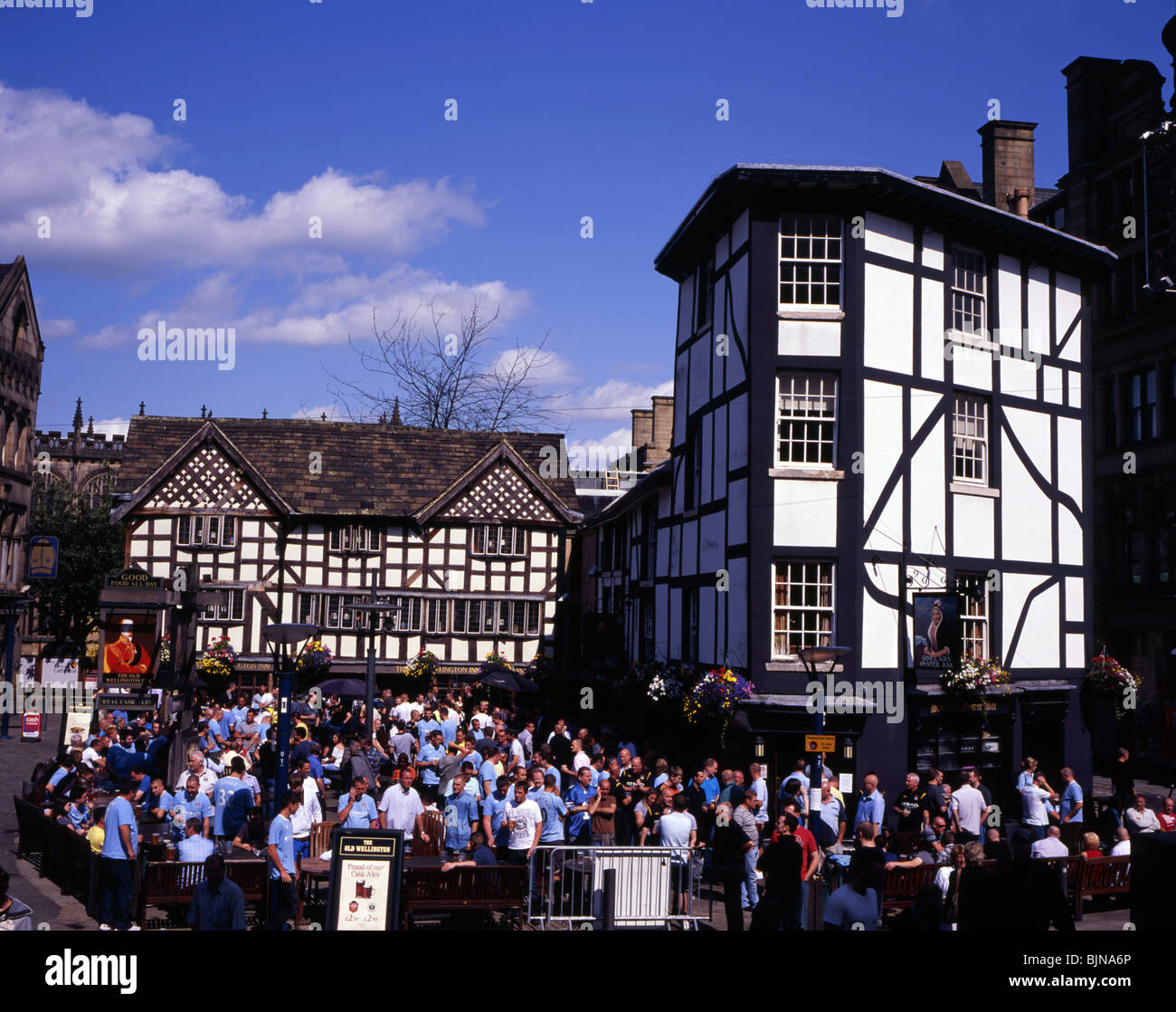 Sinclairs Oyster Bar und The Duke of Wellington Pub Spieltag mit Manchester City Fans Manchester England Stockfoto