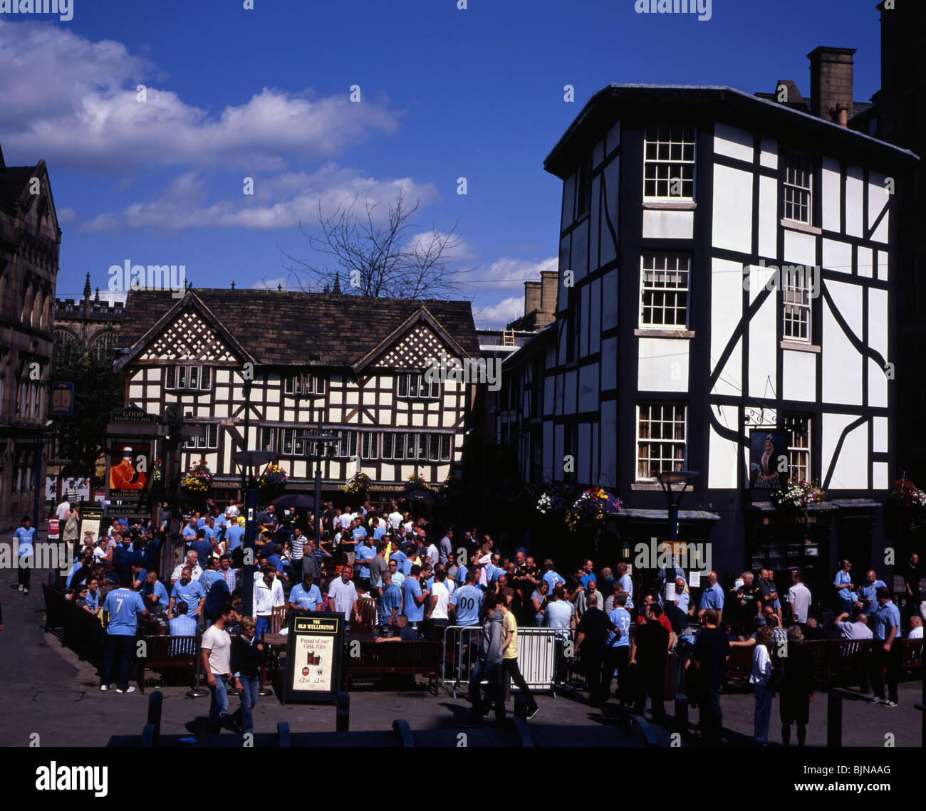 Sinclairs Oyster Bar und The Duke of Wellington Pub Spieltag mit Manchester City Fans Manchester England Stockfoto