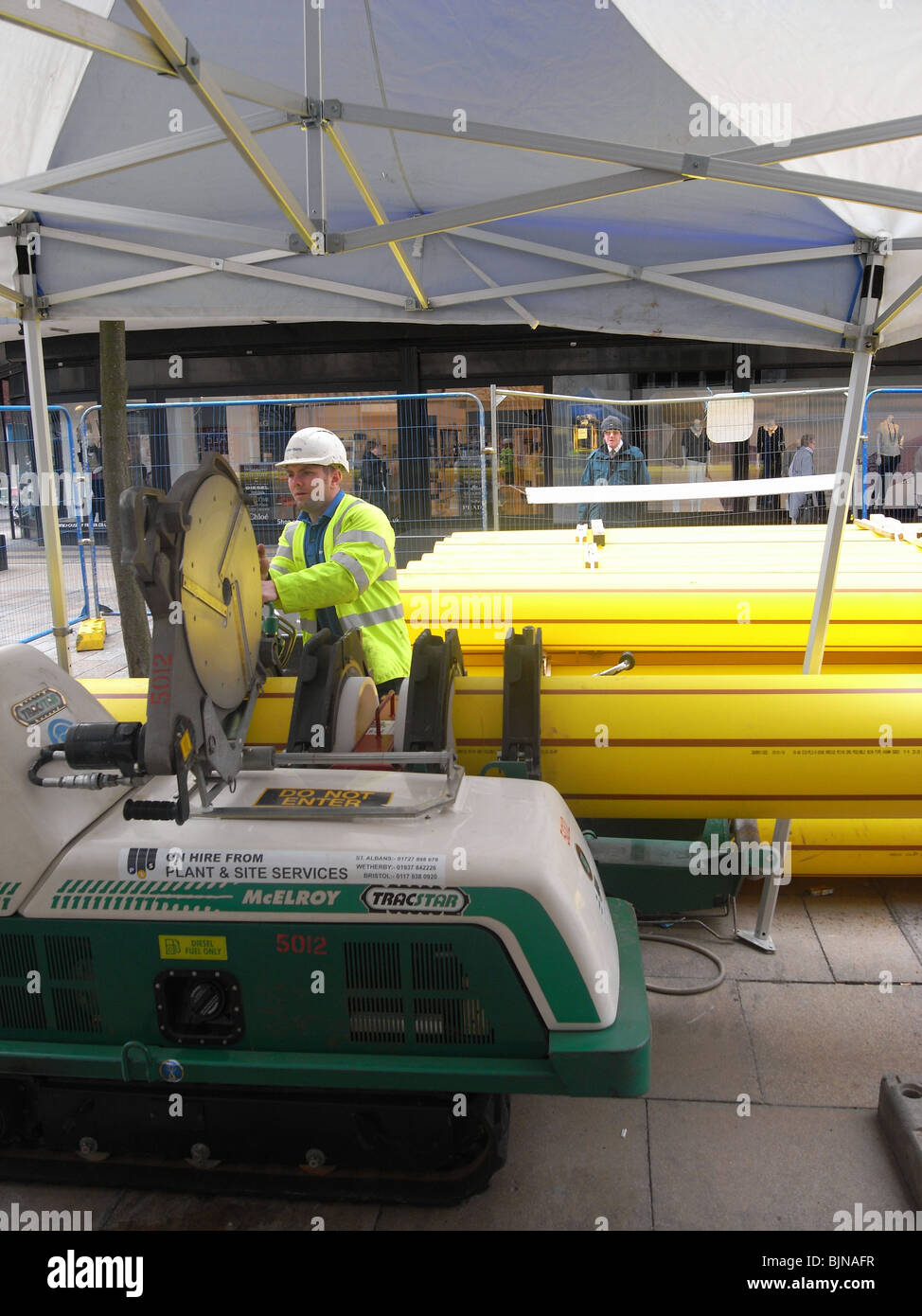 Ein Anlagenbetreiber mit einer Maschine für fügen Kunststoffrohr für eine bestehende Gasleitung in Middlesbrough Stadtmitte Futter Stockfoto