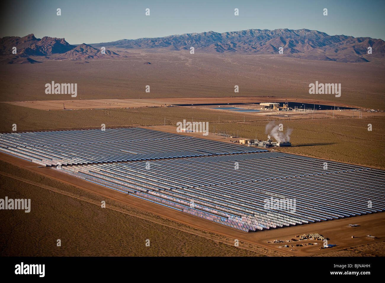 Luftaufnahme von Nevada Solar One Kraftwerk, konzentrierte sich das größte Solarkraftwerk der Welt Boulder City, Nevada Stockfoto