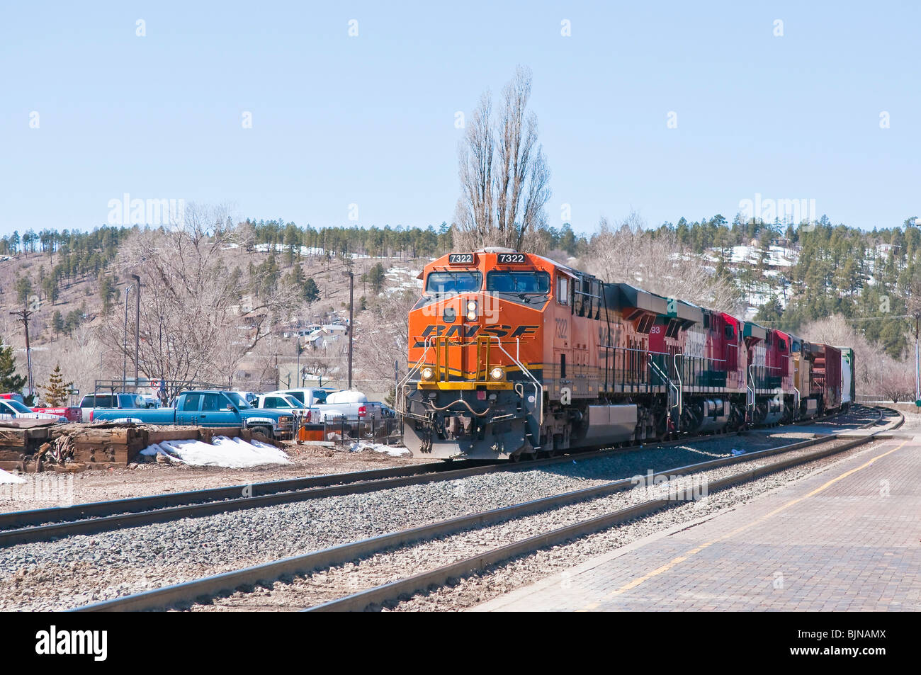 BNSF (Burlington Northern Santa Fe) Diesel Lokomotive zieht einen Zug durch Flagstaff, Arizona. Stockfoto