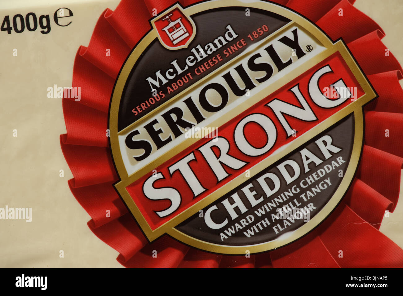 Eine 400-g-Packung McLellend ernst starke Cheddar-Käse, UK Stockfoto