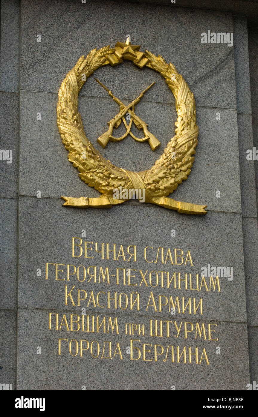 Nahaufnahme des russischen Inschrift an das Sowjetische Ehrenmal Tiergarten Berlin Deutschland Stockfoto