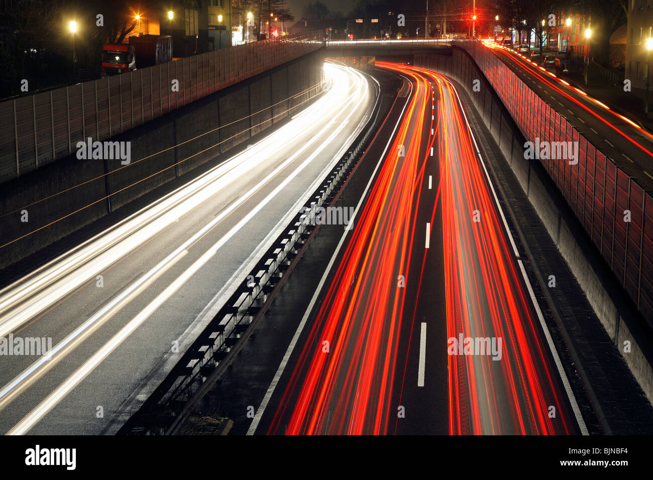 Feierabendverkehr auf der Autobahn A40, Essen, Deutschland Stockfoto