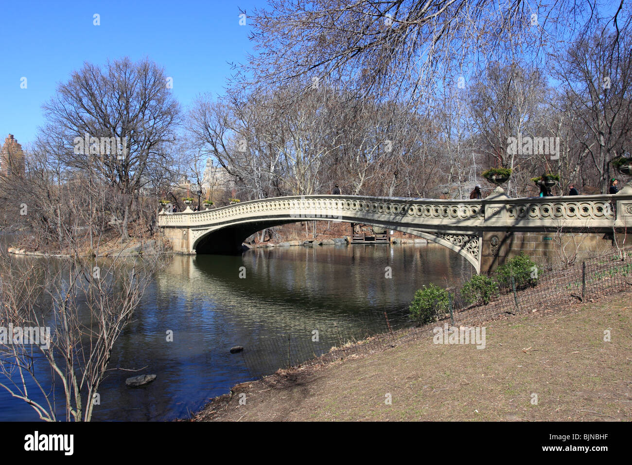 Die berühmte Bogen-Brücke überspannt den See in New York Citys berühmten Central Park. Stockfoto