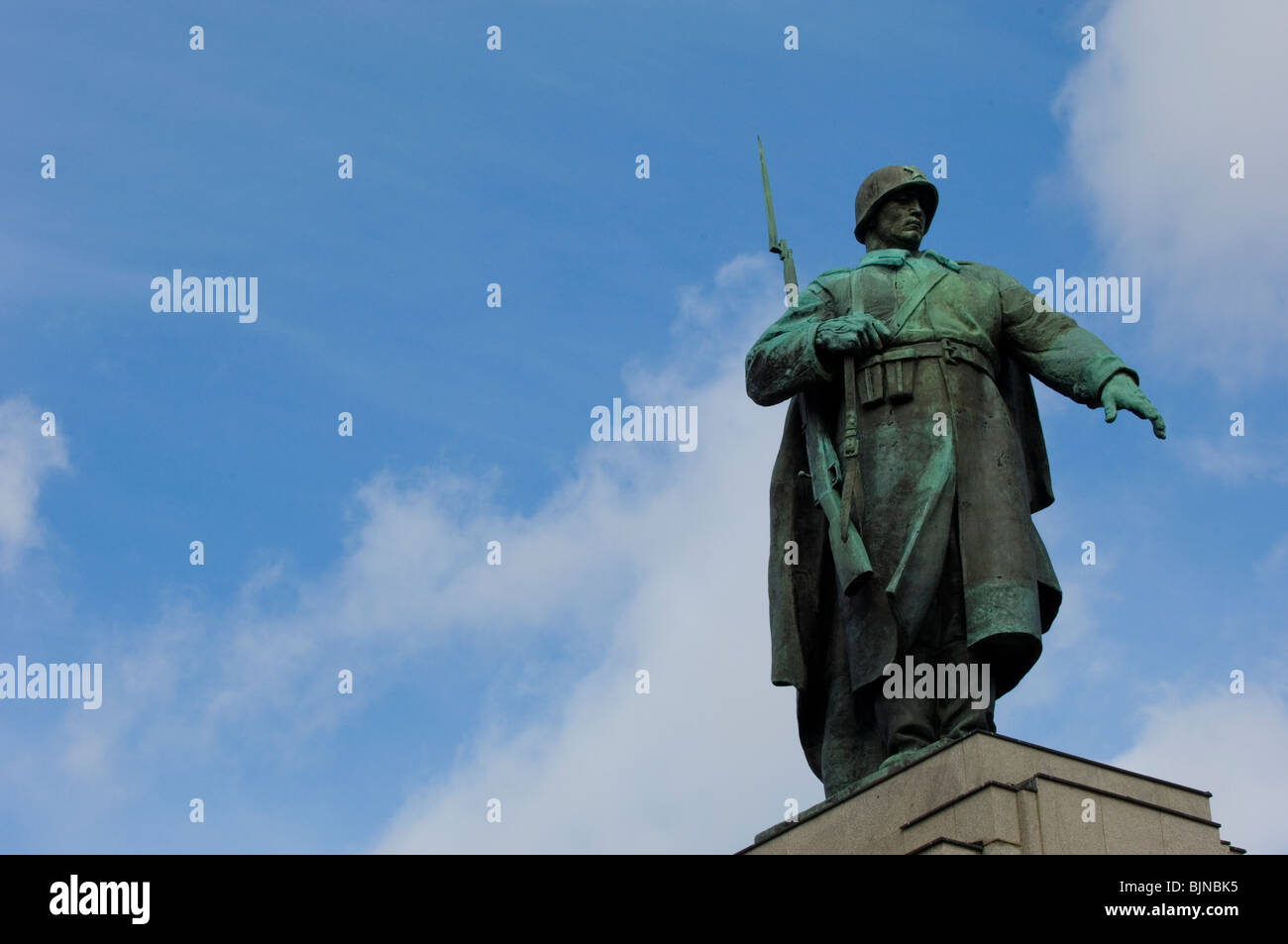 Russischer Soldat Statue an das Sowjetische Ehrenmal Tiergarten Berlin Deutschland Europa Stockfoto