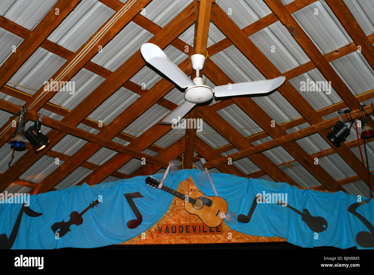 Deckenventilator in einem offenen Balken-Raum. Stockfoto