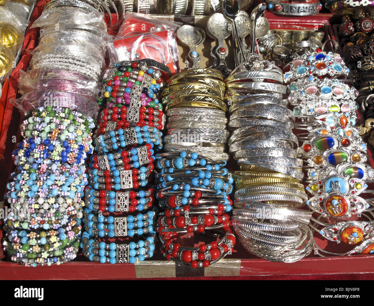 Silber Armbänder auf dem Barkhor Markt, Lhasa, Tibet Stockfoto