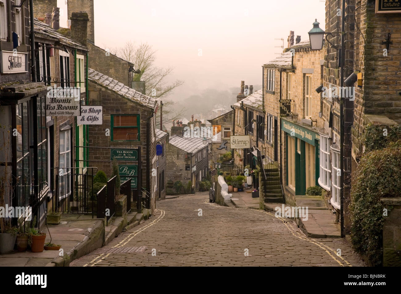 Die Cobbled Hauptstraße bei Haworth, Heimat der Bronte Schwestern West Yorkshire UK Stockfoto