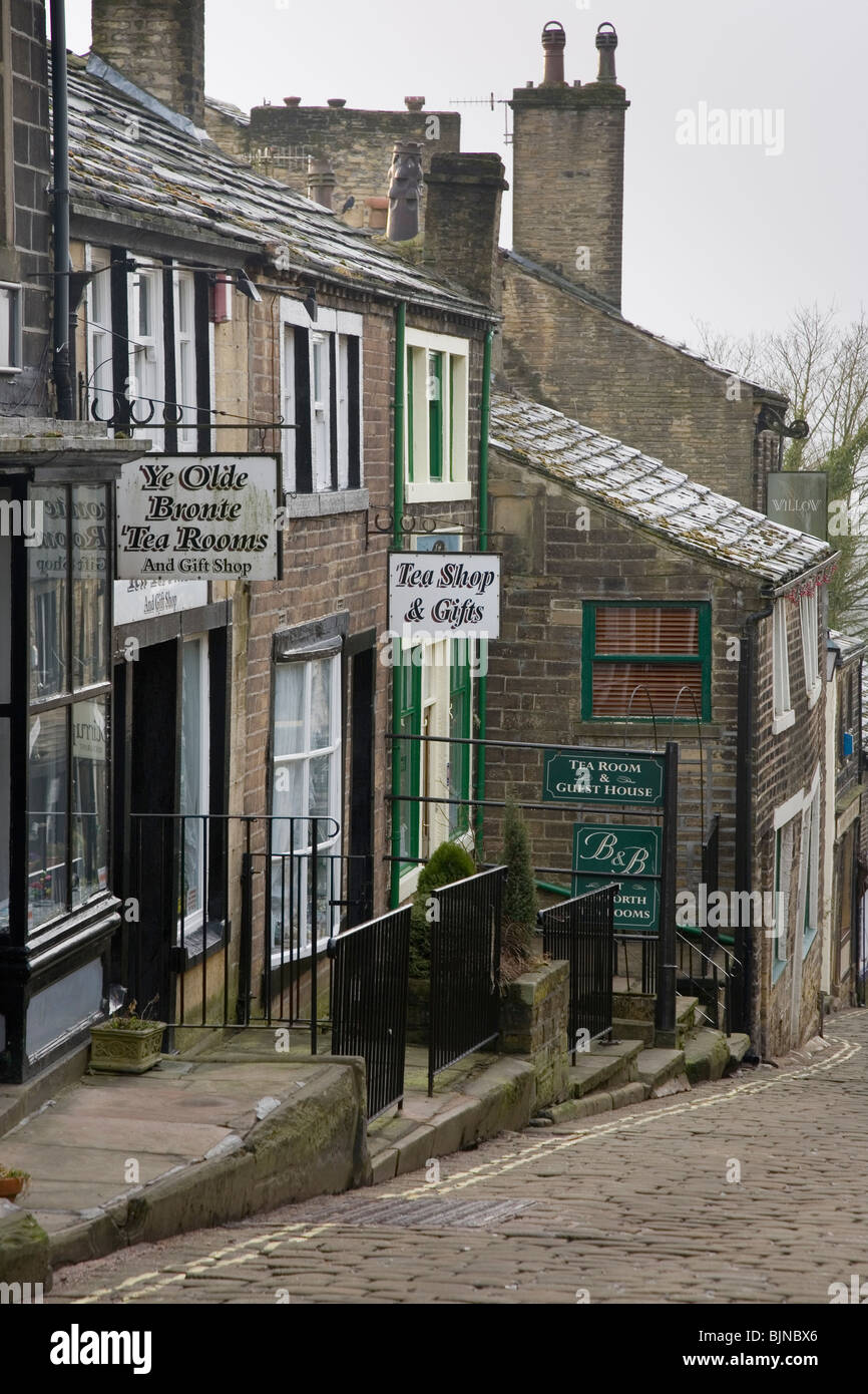 Die Cobbled Hauptstraße bei Haworth, Heimat der Bronte Schwestern West Yorkshire UK Stockfoto